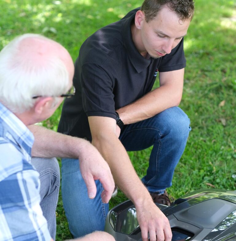 STOISER erklärt jedem Kunden alle Details ihres Mähroboters.