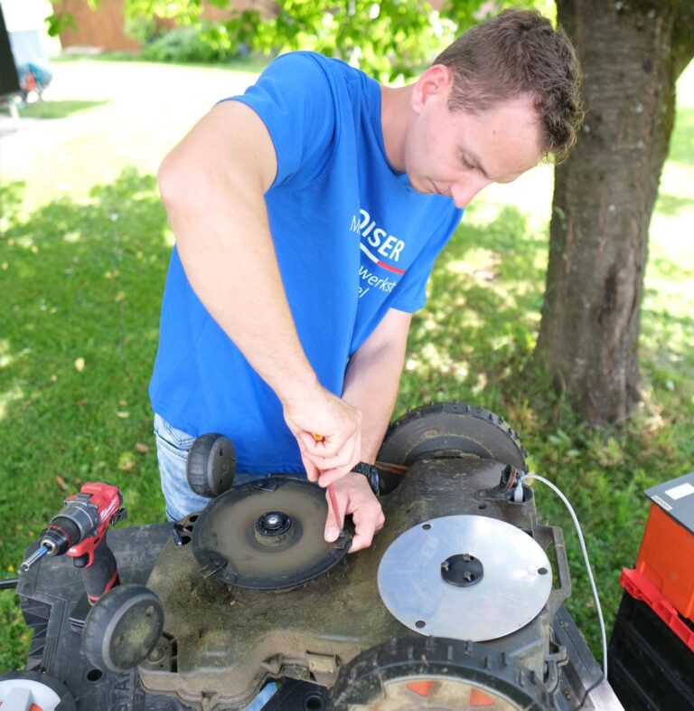 Regelmäßiges Service am Mähroboter, direkt bei Ihnen zu Hause.