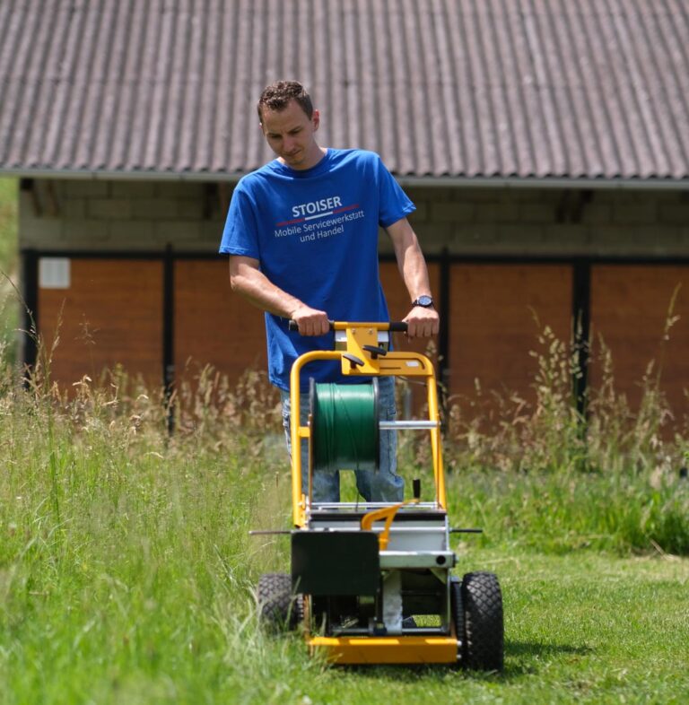 Drahtverlegung im Gelände für Mähroboter durch Experten.